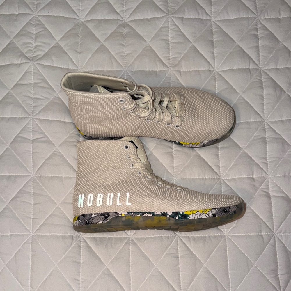 NOBULL High-Top Sneakers in Light Gray with Patterned Sole